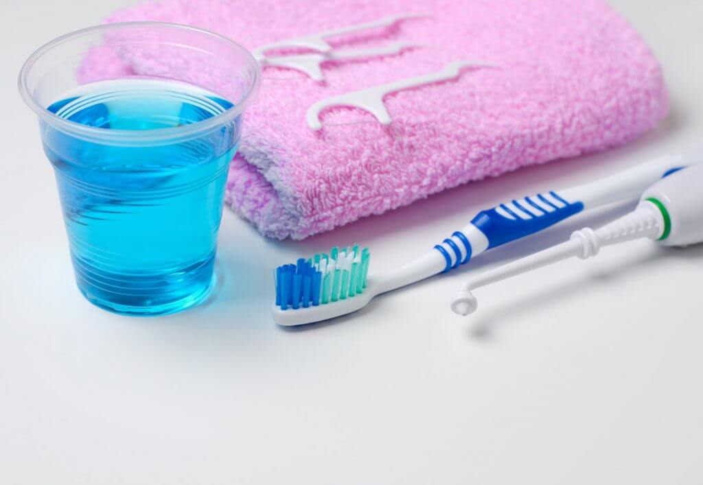 Eine Frage der Wirksamkeit Was bringen Mundduschen, Zahnseide und Co