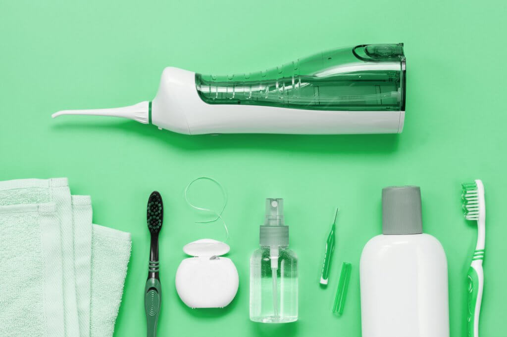 Zahnseide, Interdentalbürste oder Munddusche Wie lassen sich Zahnzwischenräume optimal reinigen